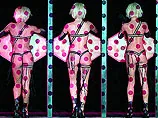 Танцовщицы из кабаре Crazy Horse требуют повысить плату за "обнаженку"