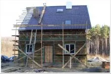 Экодом по-украински: экономист за 150 тыс грн построил двухэтажный коттедж с 500 соломенных блоков