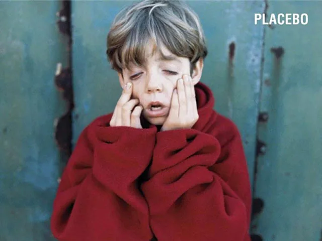 За "разрушенную жизнь" мальчик с обложки Placebo подал в суд