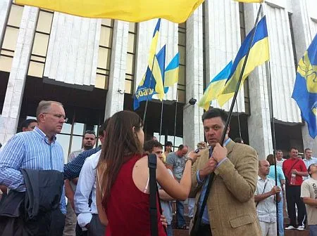Депутати закликають людей підходити до Українського дому. "Беркут" спробував розігнати акцію на захист української мови.ВІДЕО