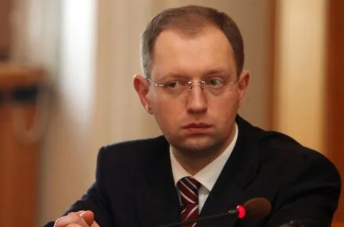 Оголошує дострокові вибори і радіє падінню режиму Яценюк