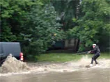 Потоп в Ставрополе отметили заездами на вейкбордах по улицам. ВИДЕО