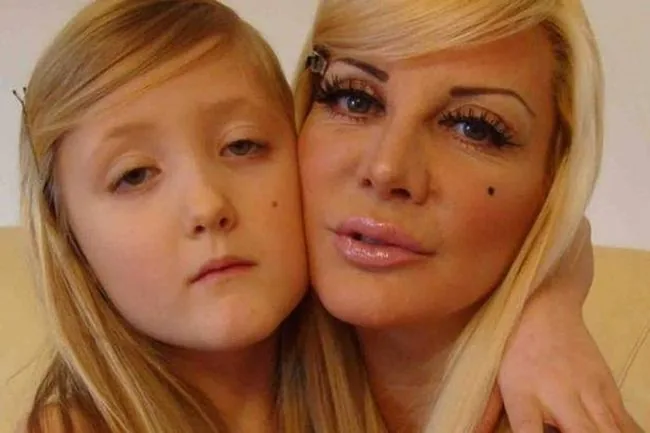 Мама подарила 7-летней дочери сертификат на увеличение груди