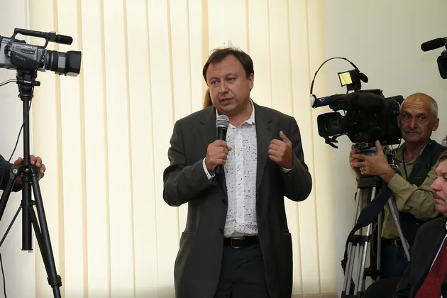 ЖУРНАЛІСТІВ ВІДГАНЯЮТЬ ВІД ГЕНПРОКУРАТУРИ "БОМБОЮ"