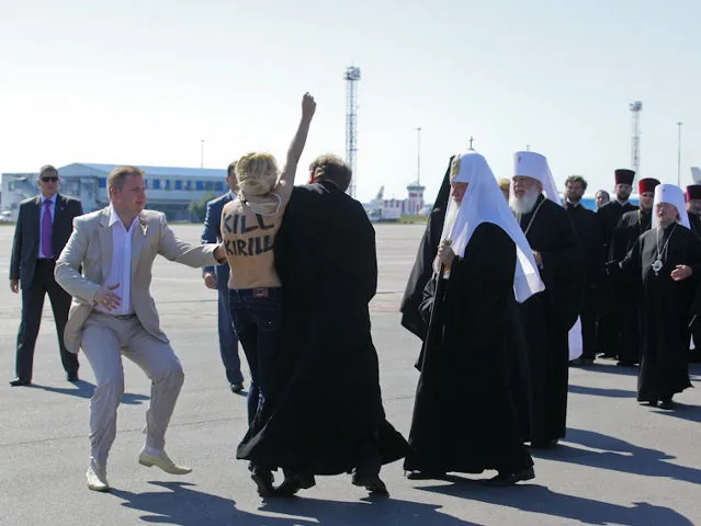 Перед патріархом Кирилом роздяглася активістка FEMEN. ФОТО