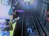 В метро женщина упала на рельсы перед приближающимся поездом и выжила. ВИДЕО