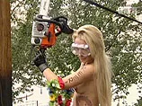 Полуголые Femen спилили в центре Киева крест в память о жертвах репрессий. ВИДЕО