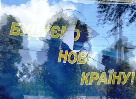 На держустанови в південних і східних областях "регіонали" вішають партійні прапори