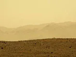 На горизонте Красной планеты марсоход Curiosity засек таинственные НЛО. ВИДЕО