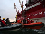Моряки, сбросив экологов в воду, прекратили акцию у "Приразломной"