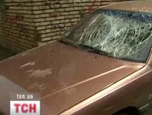 У Києві п'яний ДАІшник провіз чоловіка кілометр на капоті та скинув на газон