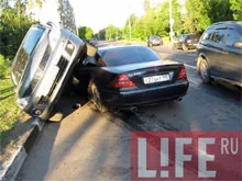 Покупатель Mercedes разогнал иномарку до 200 км/ч на тест-драйве. В итоге - эта и еще 2 машины разбиты, ранена женщина