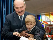 Позашлюбний син і "спадкоємець" Коля зазвичай плаче, якщо усувають від справ, - Лукашенко. ВІДЕО