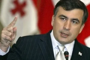 Кортеж Саакашвілі розлючений натовп закидав камінням. ВІДЕО