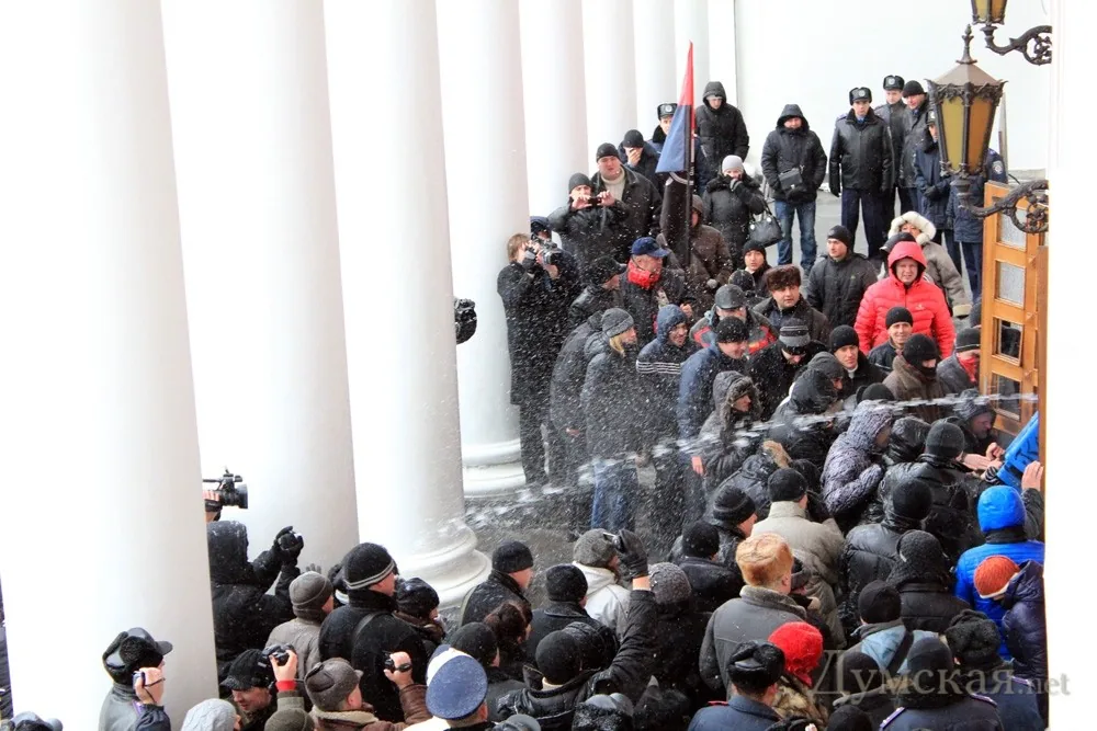 "Свободівці" штурмують зал, де проходить сесія Одеської міськради. Депутати помітно нервують