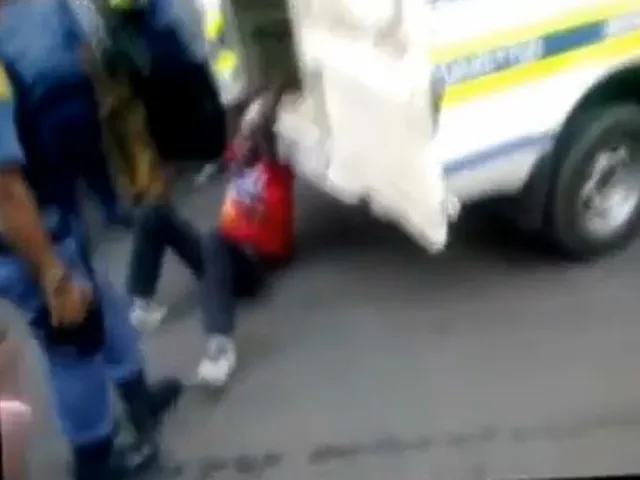ВИДЕО, потрясшее ЮАР: таксиста тащили за машиной, а потом забили в полиции из-за парковки