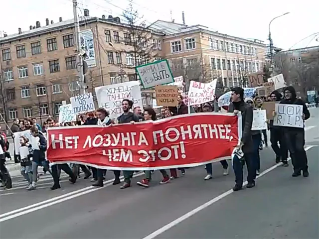 "Мир, труд, мяу": Сибирь развлеклась на "монстрациях", смутив полицию Дартом Вейдером. ВИДЕО