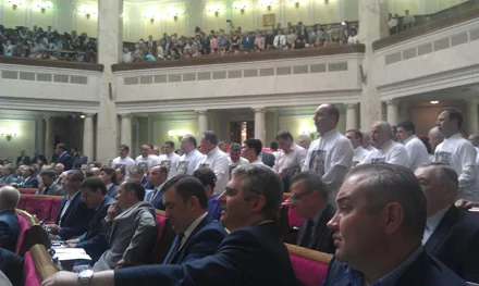 Президент відвідав ВР під вигуки "Юлі - волю!" і "Банду - геть!" . ВІДЕО