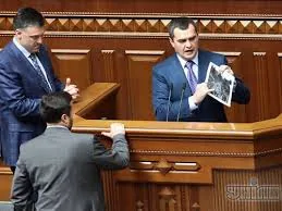 У парламенті з доповіддю про події суботніх мітингів виступив Захарченко - відзвітував, - преса