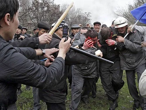 ОМОН жбурляє гранати в протестувальників, десятки жертв - у Киргизстані президент ввів надзвичайний стан