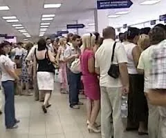 Заради закордонного паспорта українці займають черги з вечора і сплять у наметах