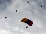 Парашютист упал на толпу зрителей, пришедших на шоу в Колумбии. ВИДЕО