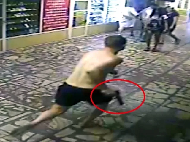 В новосибирском метро на пассажиров напал полуголый хулиган с пистолетом. ВИДЕО