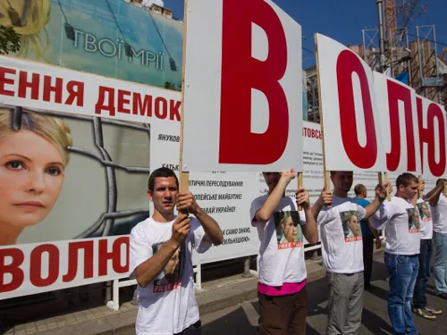 Прихильники Юлі мітингують і збирають підписи для Європи