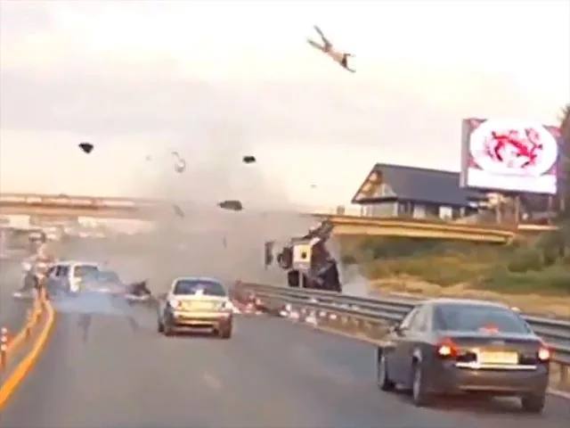ДТП на Новорижском шоссе: водитель внедорожника подлетает на 20 м. ВИДЕО