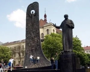 Яценюк і Кличко у Львові доєдналися до ходи "світових українців"