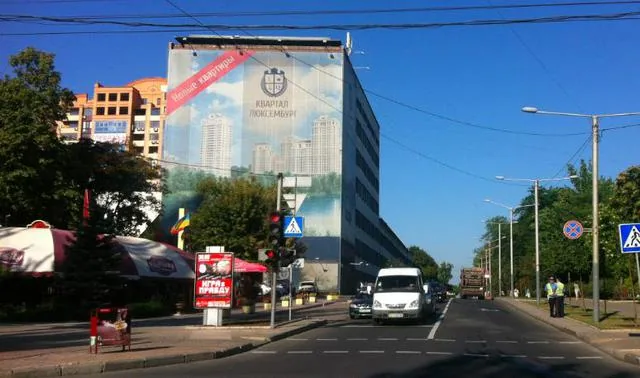 В Донецке к приезду Рыбака ломали припаркованные автомобили. ВИДЕО