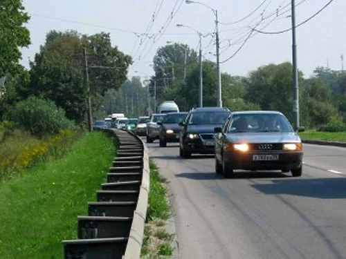 З 1 жовтня водії повинні будуть вмикати фари, виїжджаючи за місто - нагадує ДАІ