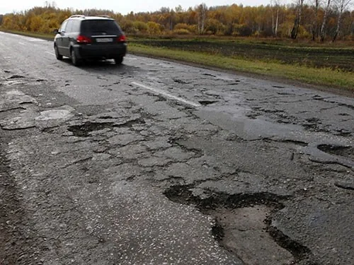 Головними бідами українців стали розбиті дороги і нахабні водії - опитування