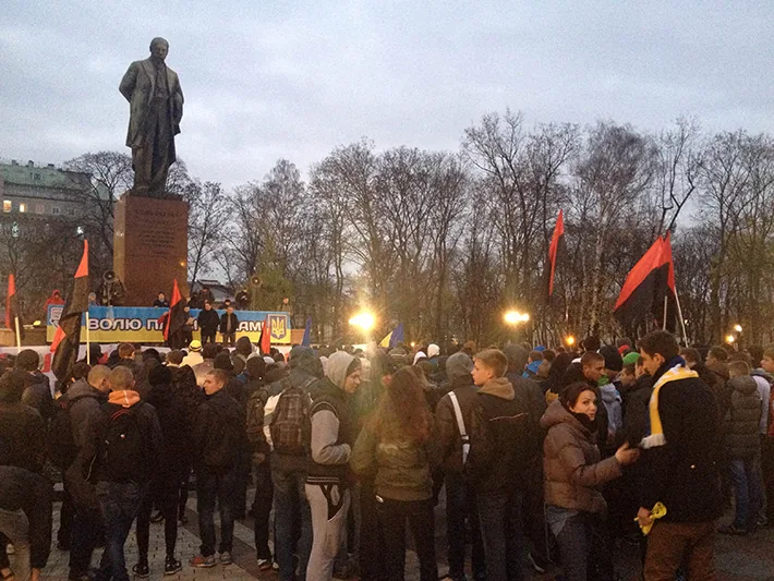 Марш футбольных болельщиков в защиту бандеровской символики проходит в Киеве. ВИДЕО