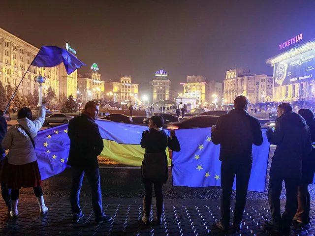 На Майдане митинг шел всю ночь. Его уже объявили незаконным. ВИДЕО