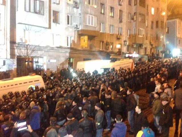 Автомобиль, который якобы ведет прослушку, обнаружили на Евромайдане - возникла драка. ВИДЕО