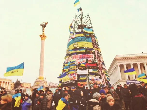 В дусі Євромайдану прикрасили київську ялинку