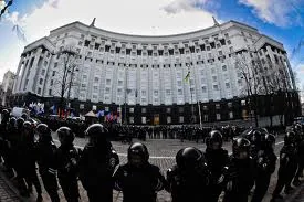 К Кабмину движется колонна митингующих
