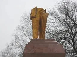 В Киеве завязались потасовки у памятника Ленину: применяют взрывпакеты и фаеры