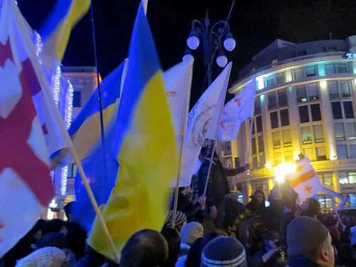 После штурма "Майдановцы" провели следующую ночь, укрепляя баррикады и встречая новые силы из областей Украины
