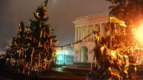 По-новогоднему украсили елки на «Евромайдане»