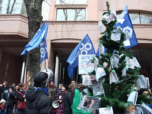 Ахметову подарували "криваву" ялинку: дивися в обличчя постраждалим. ВІДЕО