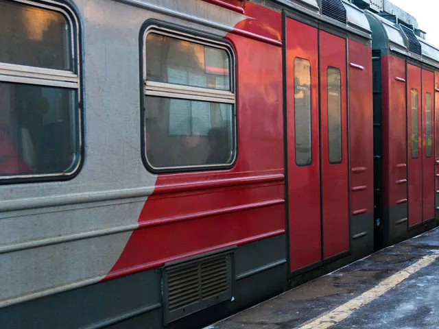 В московской электричке мужчина в маске устроил стрельбу по пассажирам
