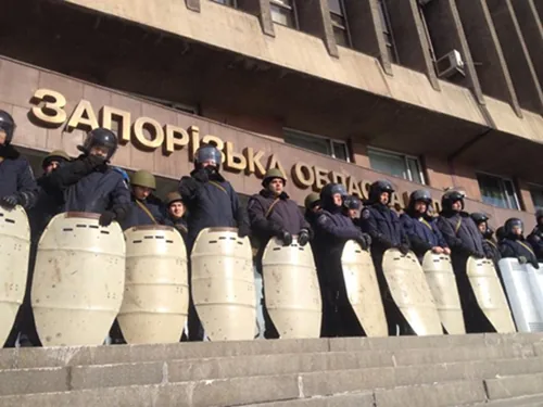 Активісти штурмували ОДА на Сході, є поранені