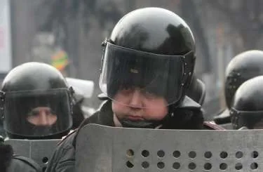 Продовжують промивати мізки "беркутівцям" патріотичними піснями. ВІДЕО
