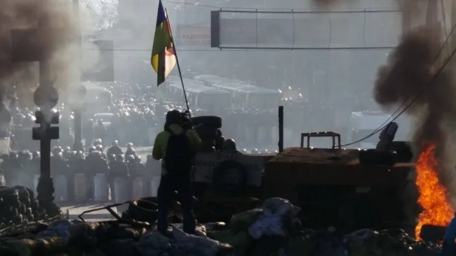 Активісти підтягуються до барикад - на Грушевського горять шини