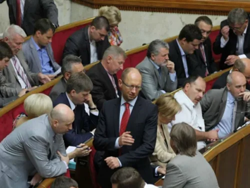 Опозиція придумала, як хитромудро повернути Конституцію-2004