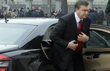 Нашли vip-автопарк в Гостомеле, предположительно Януковича. ВИДЕО