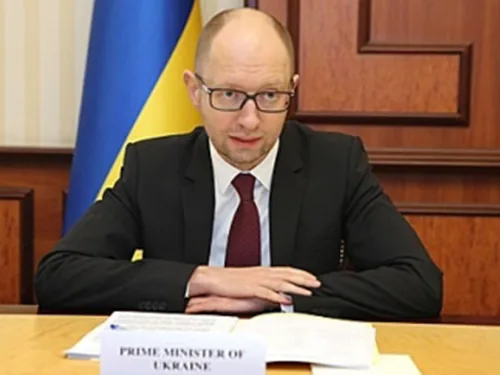 Яценюк назвав провокацією присутність російських військових в Криму