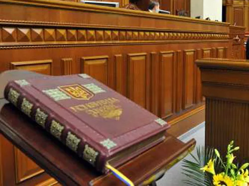 Яценюк пропонує Раді переписати Конституцію до 25 травня